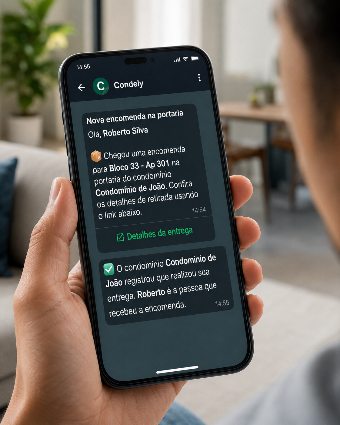 Pessoa segurando um celular com mensagens da Condely sobre a chegada e a entrega de uma encomenda.